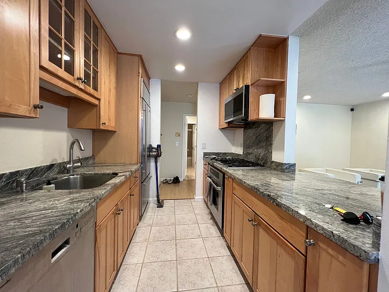 2700 Le Conte Ave #204 — Photo 4