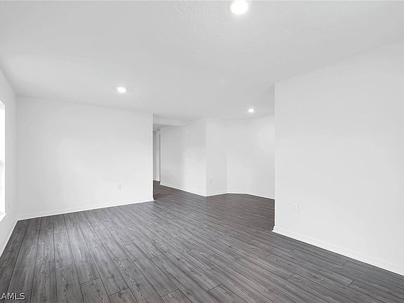 4th image of 324 NE 30th Terrace Cpe