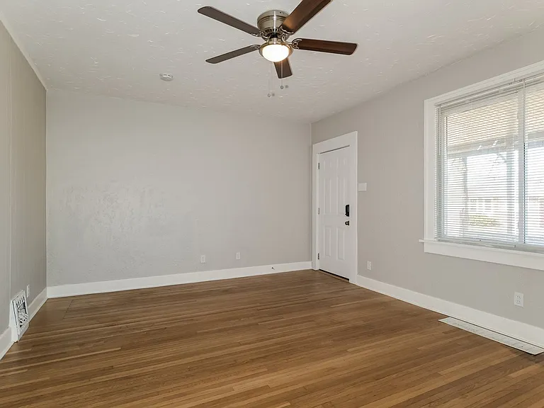 1135972_019_living_room_13584205.jpg