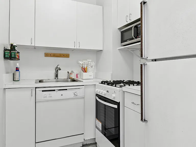 111 3rd Ave #17F — Photo 5