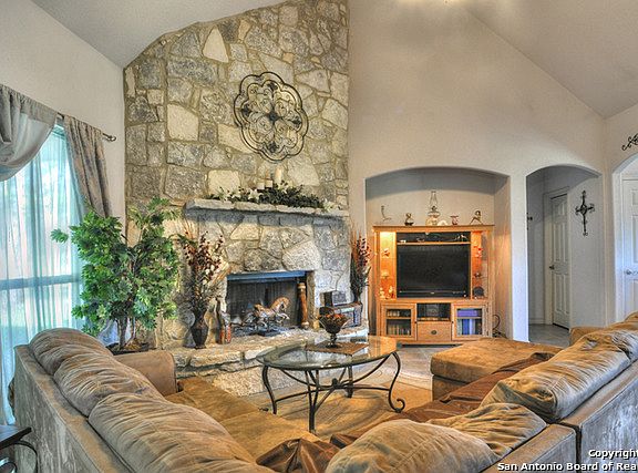 4th image of 307 N WINCHESTER DR.