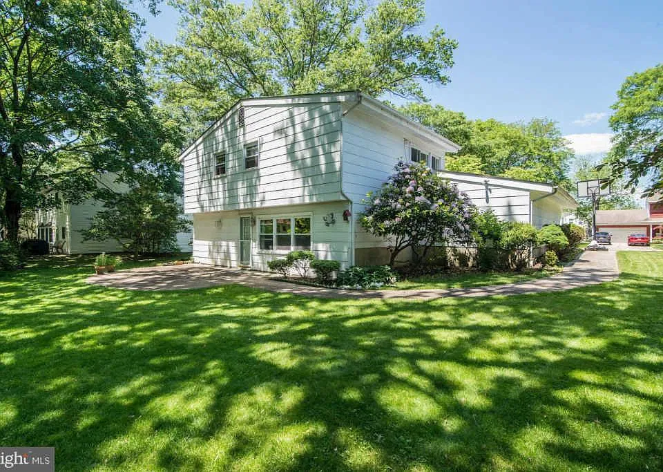 306 Iris Rd