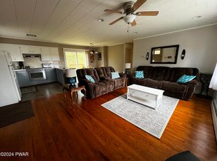 27 E Sterling Rd, Newfoundland, PA 18445