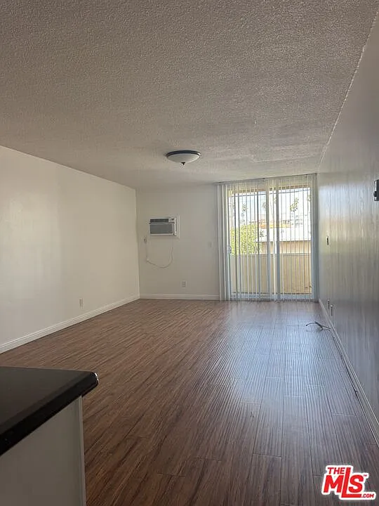 1 bed, 1.0 bath, 696 sqft, $1,950 — Photo 3