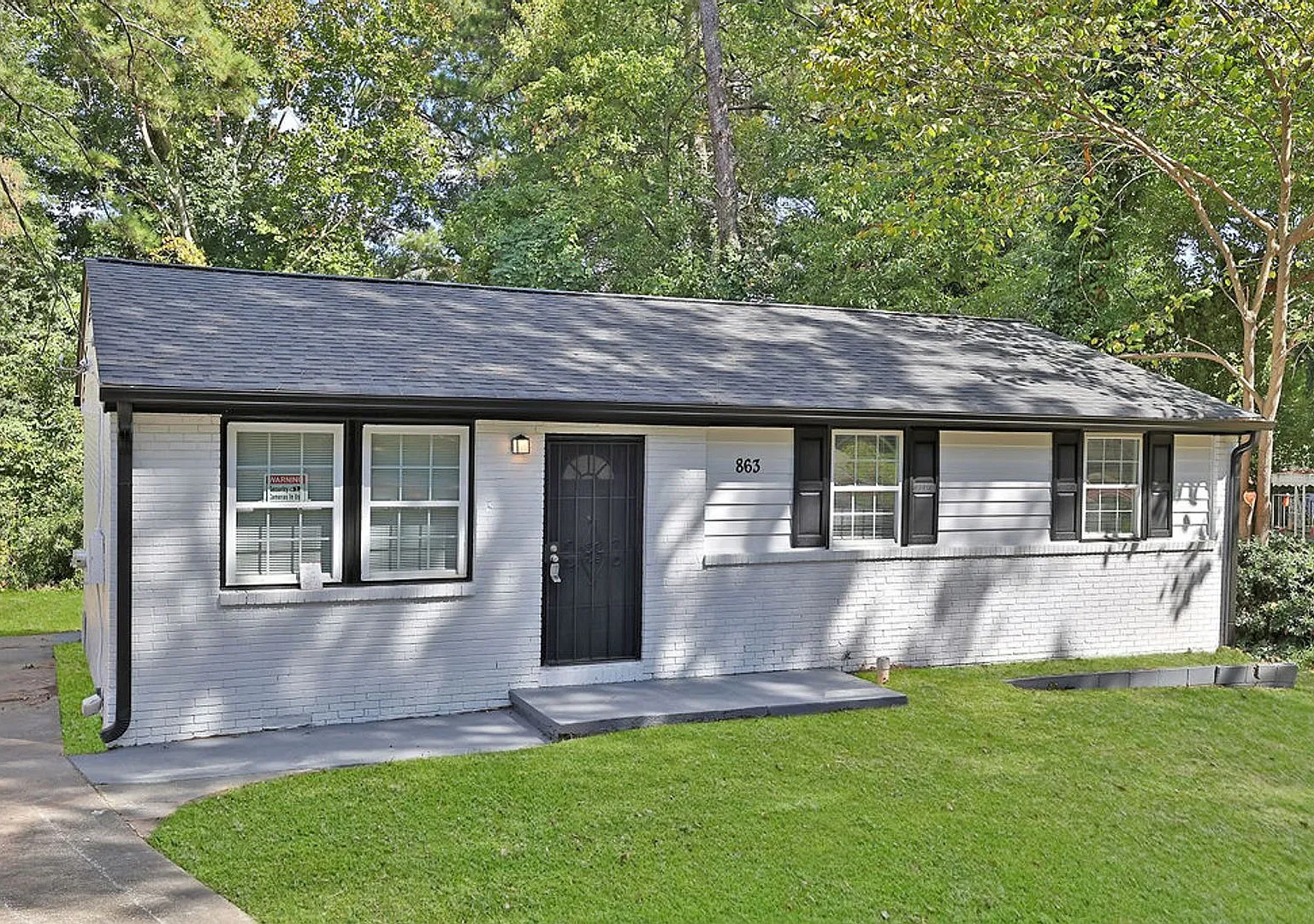 Darling brick 3/1 with great yard — Photo 1
