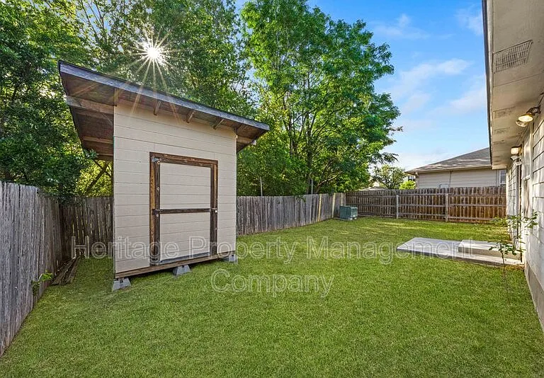 719 Eagle Trl — Photo 32