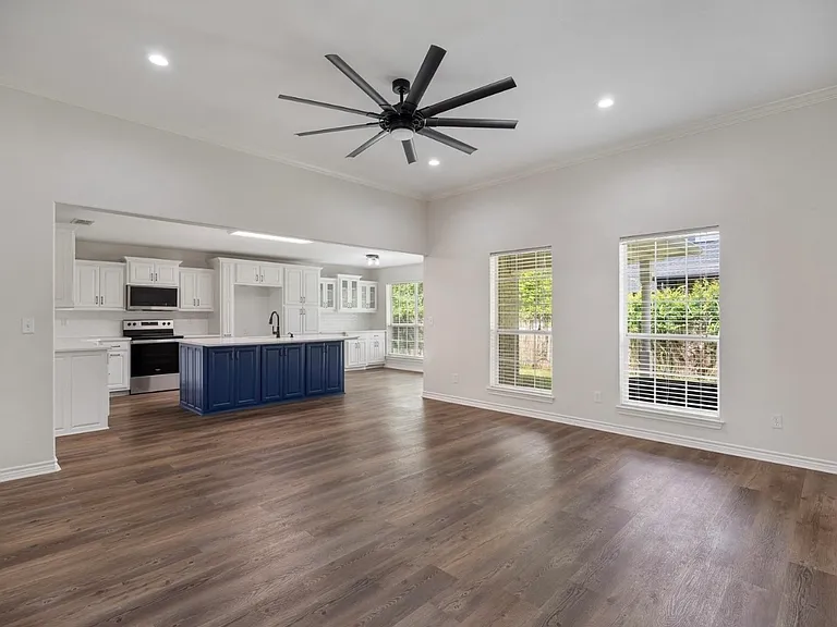 111 Bluebird Ln — Photo 2