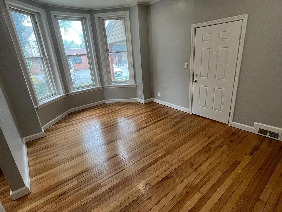 16 E Stewart Ave #1