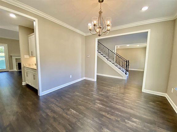 5th image of 305 Deerfield Ave