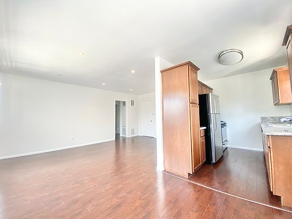 3rd image of 827 Westbourne Dr #5