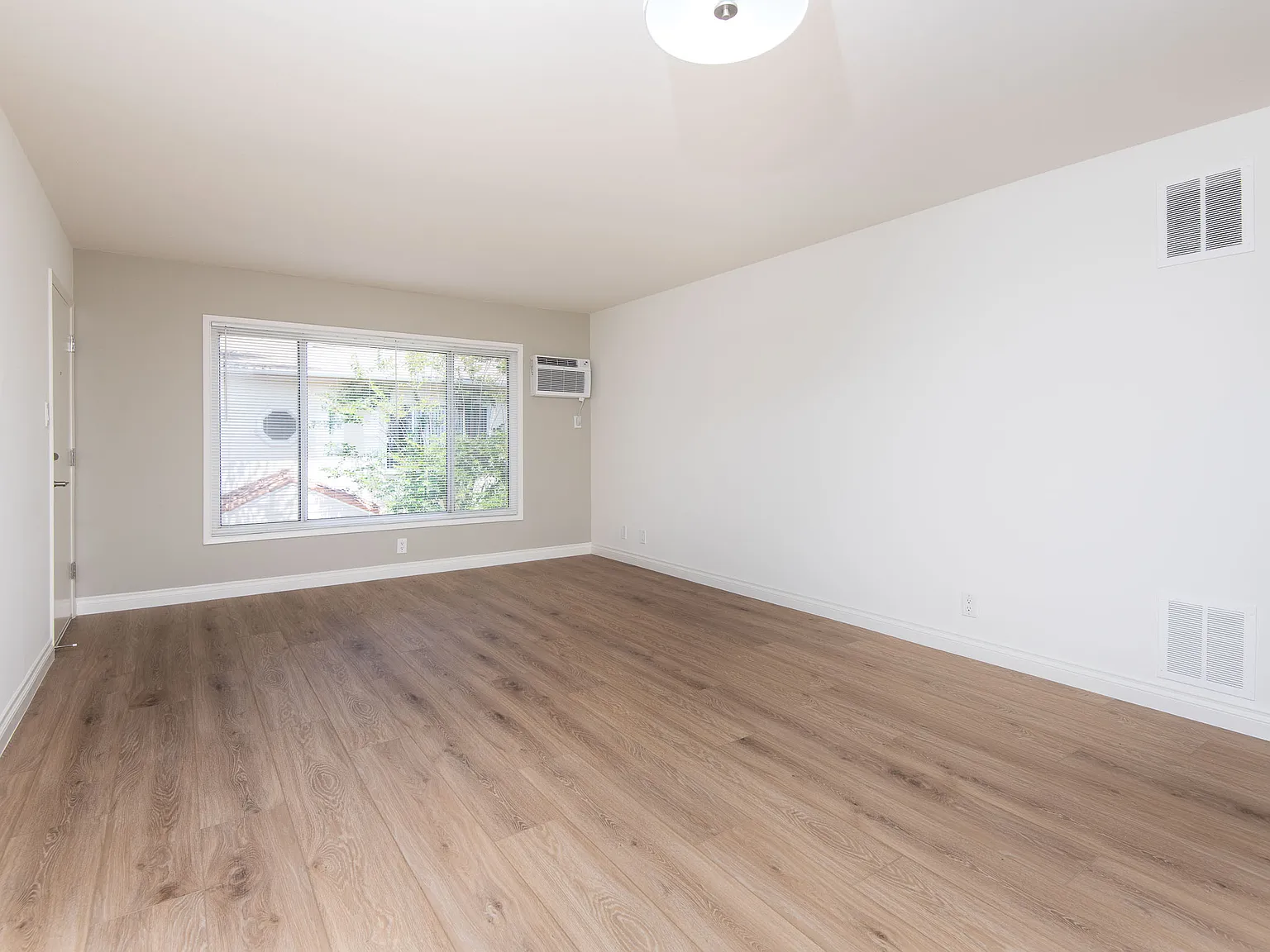 2 bed, 1.5 bath, 820 sqft, $2,850 — Photo 2