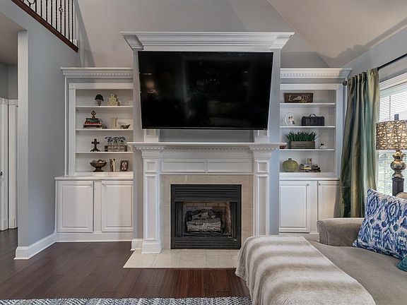 3rd image of 216 Bay Colony Ct