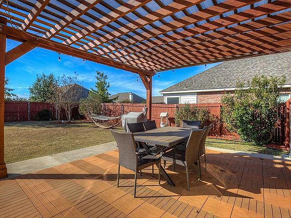 2nd image of 3017 Glenoaks Dr
