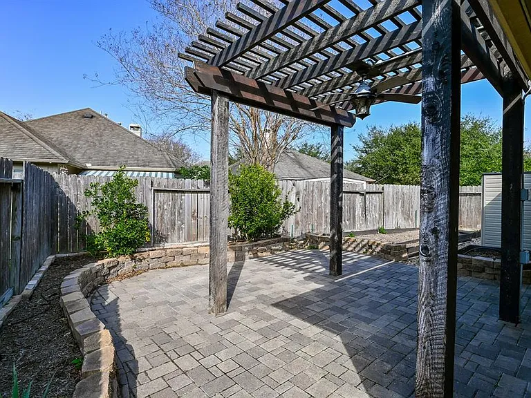 2106 Castle Gardens Ln — Photo 32
