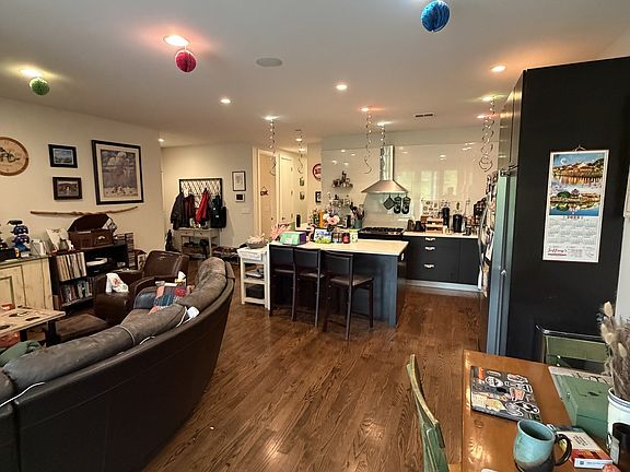 2nd image of 2127 W Division St #2