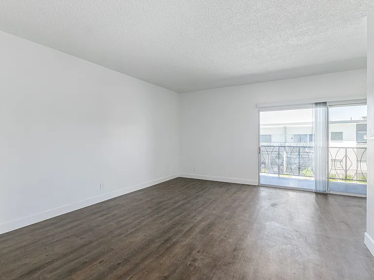 The Shorewood Apartments — Photo 15
