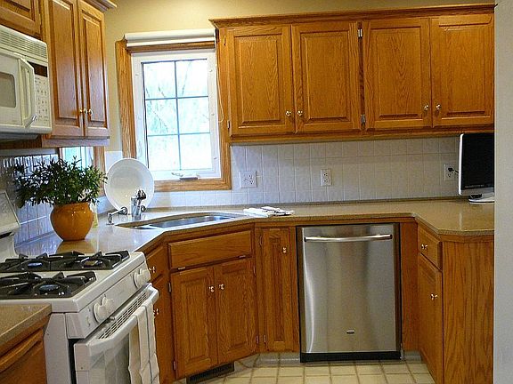 Kitchen (partial view)