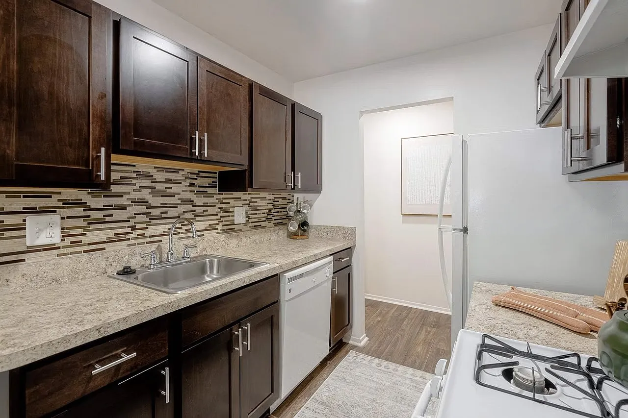 Meadowbrook Village Apartments — Photo 1