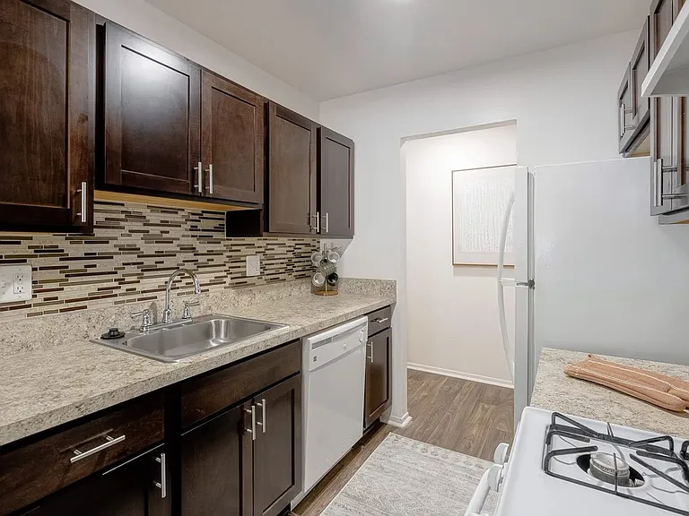 Meadowbrook Village Apartments — Photo 1
