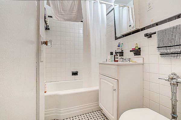 1st image of 45 W 69th St APT 6