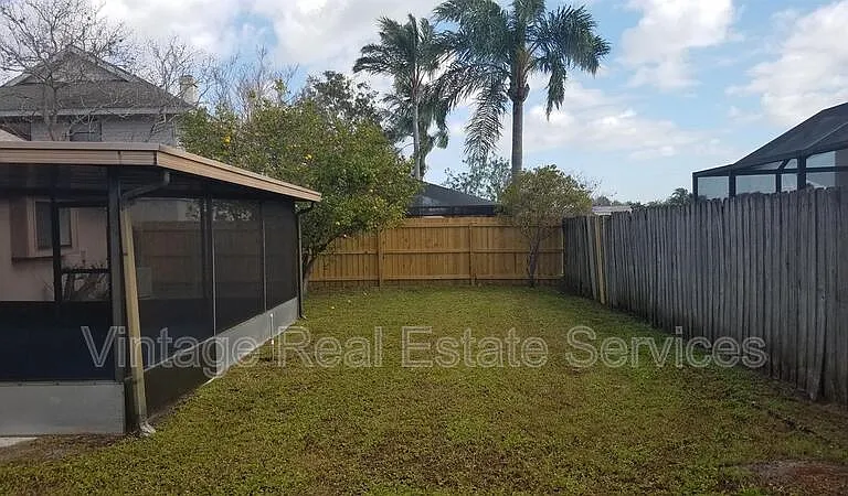 1904 Firethorn Ct — Photo 2