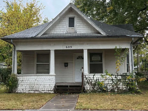 609 E 13th Ave, Winfield, KS 67156