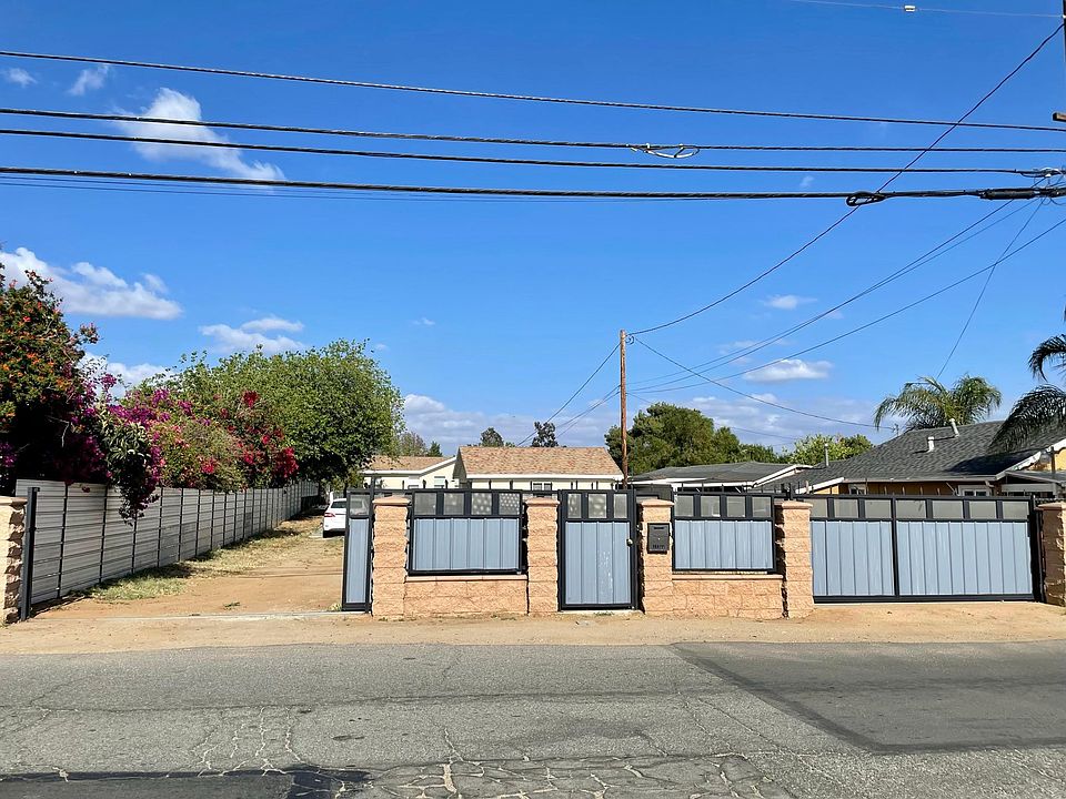 Entrance gates with 2 gates for vehicles and 1 walk-through gate
