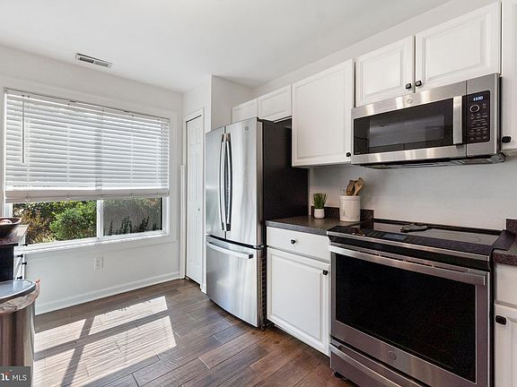 5th image of 53E Queen Caroline Ct