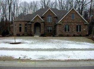 8736 Willow Pond Blvd, Sylvania, OH 43560