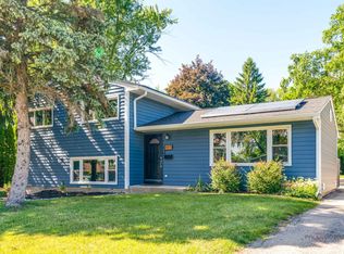 489 1st St, Antioch, IL 60002