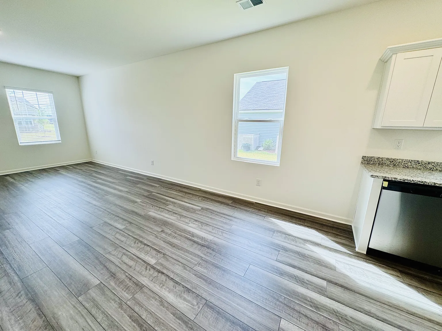 554 Silver Pidgeon St - 1 — Photo 4