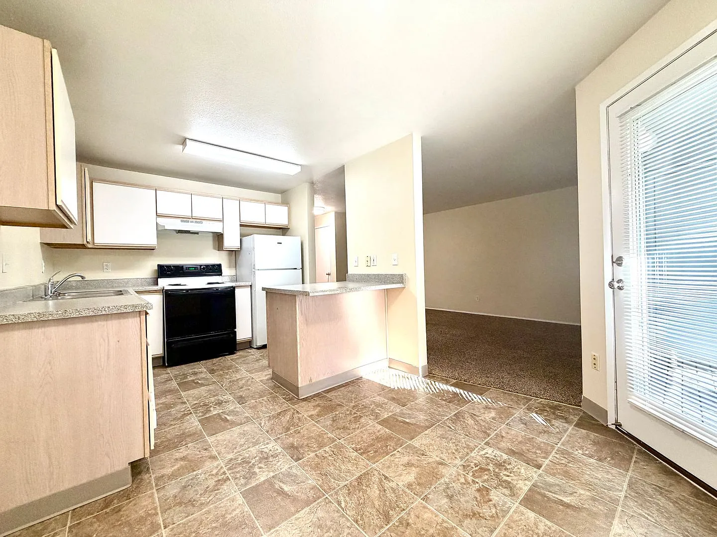 0174-06PP Lindsey Anne Apartments — Photo 1