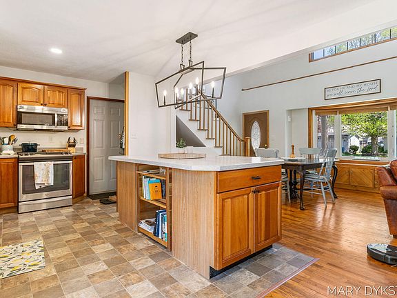 3rd image of 748 Cambridge Dr