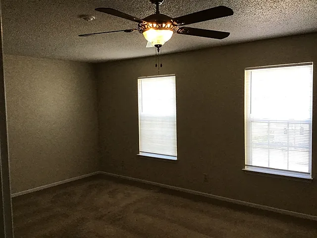 1909 Southernwood Ln — Photo 9