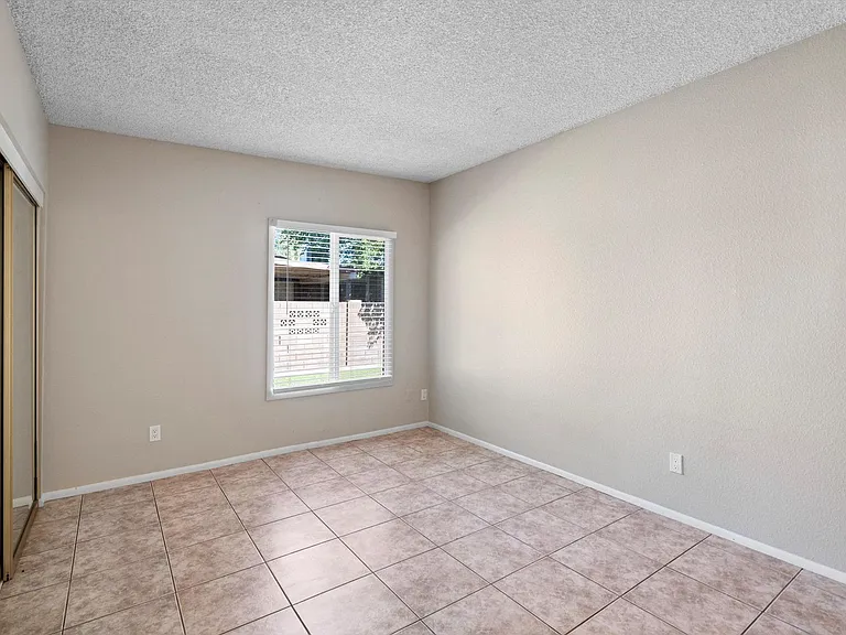 555 N May #23 — Photo 3