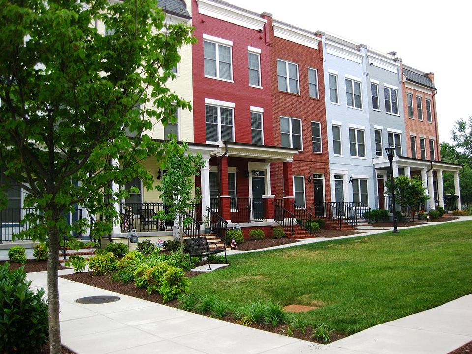 592 Regent Pl Exterior Front (Red w/ Porch)