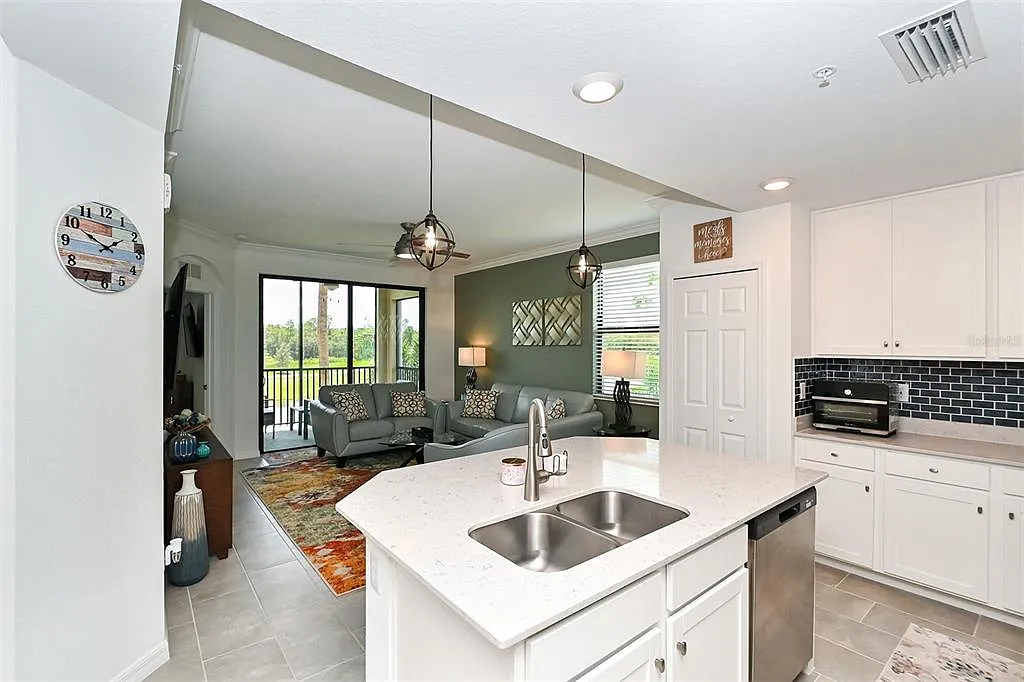 3 bed, 2.0 bath, 1500 sqft, $3,200 — Photo 2