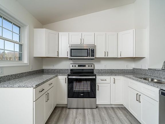 3rd image of 2484 Brentwood Dr