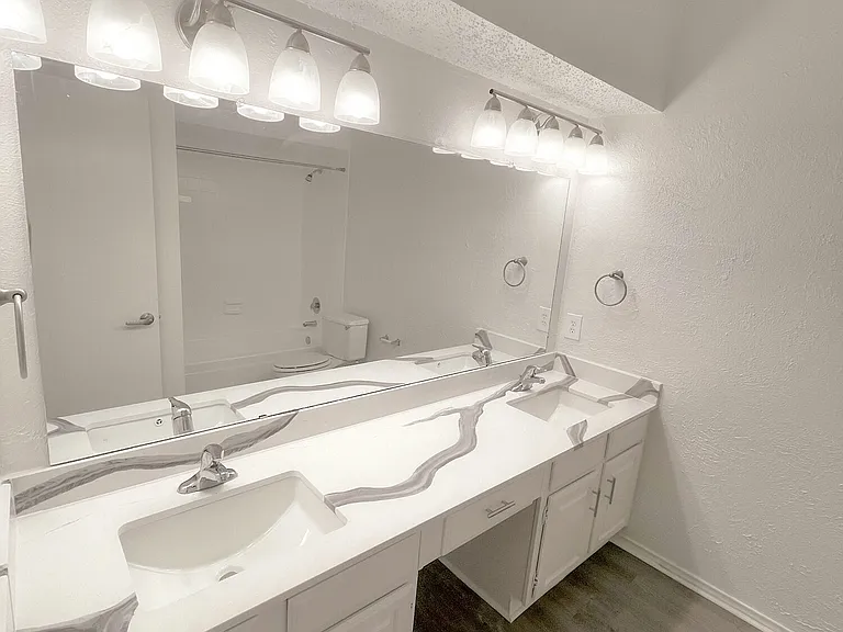 Oaks White Rock — Photo 9