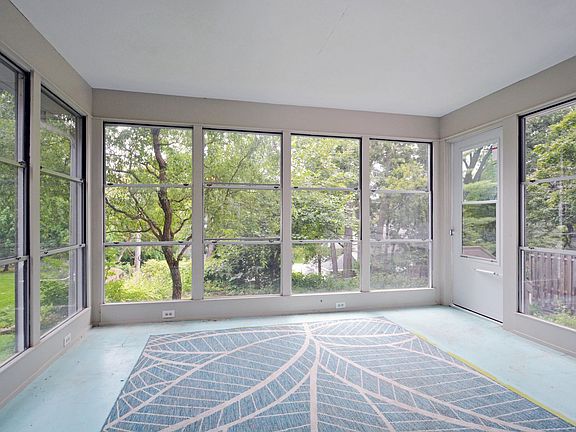 4th image of 155 Benton Ave
