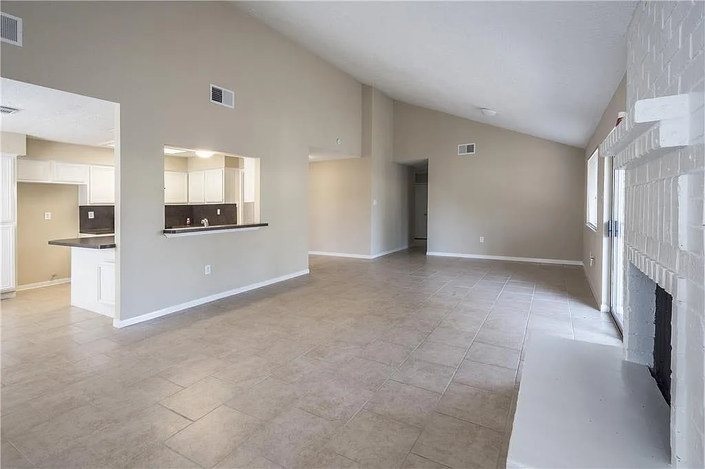 3 bed, 2.0 bath, 1600 sqft, $1,730 — Photo 3