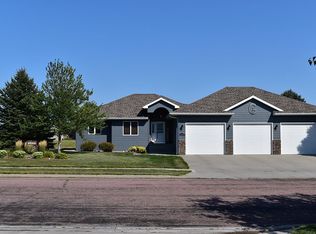 2808 Winsor Ct, Mitchell, SD 57301
