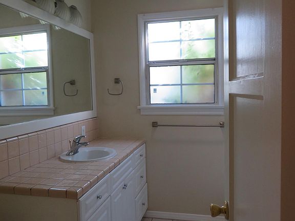 3rd image of 515 N Buena Vista St