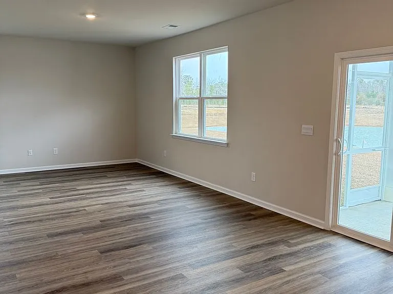 2528 Revolutionary Way — Photo 12