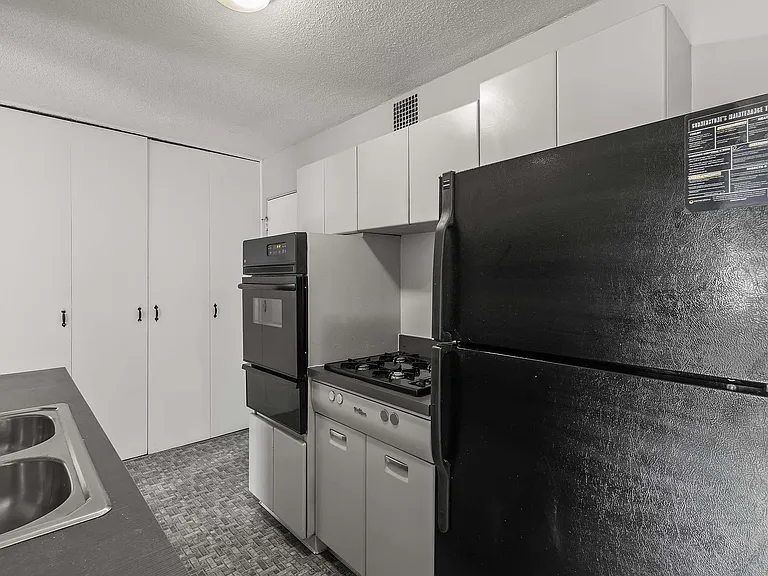 Kent Apartments — Photo 34