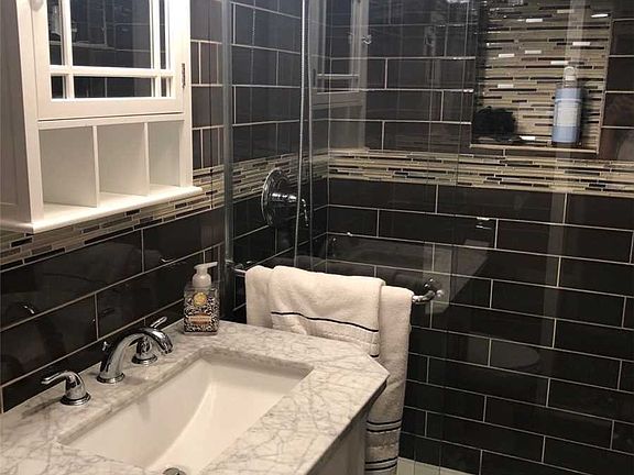 3rd image of 350 Nassau Blvd