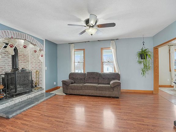 5th image of 409 Broadway St