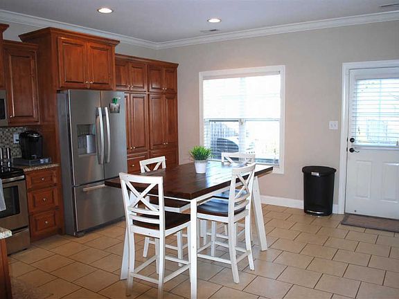 5th image of 2704 Woodlawn Ave NW