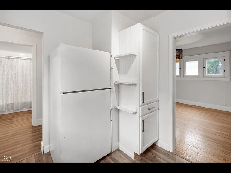 415 S Grand Ave — Photo 8