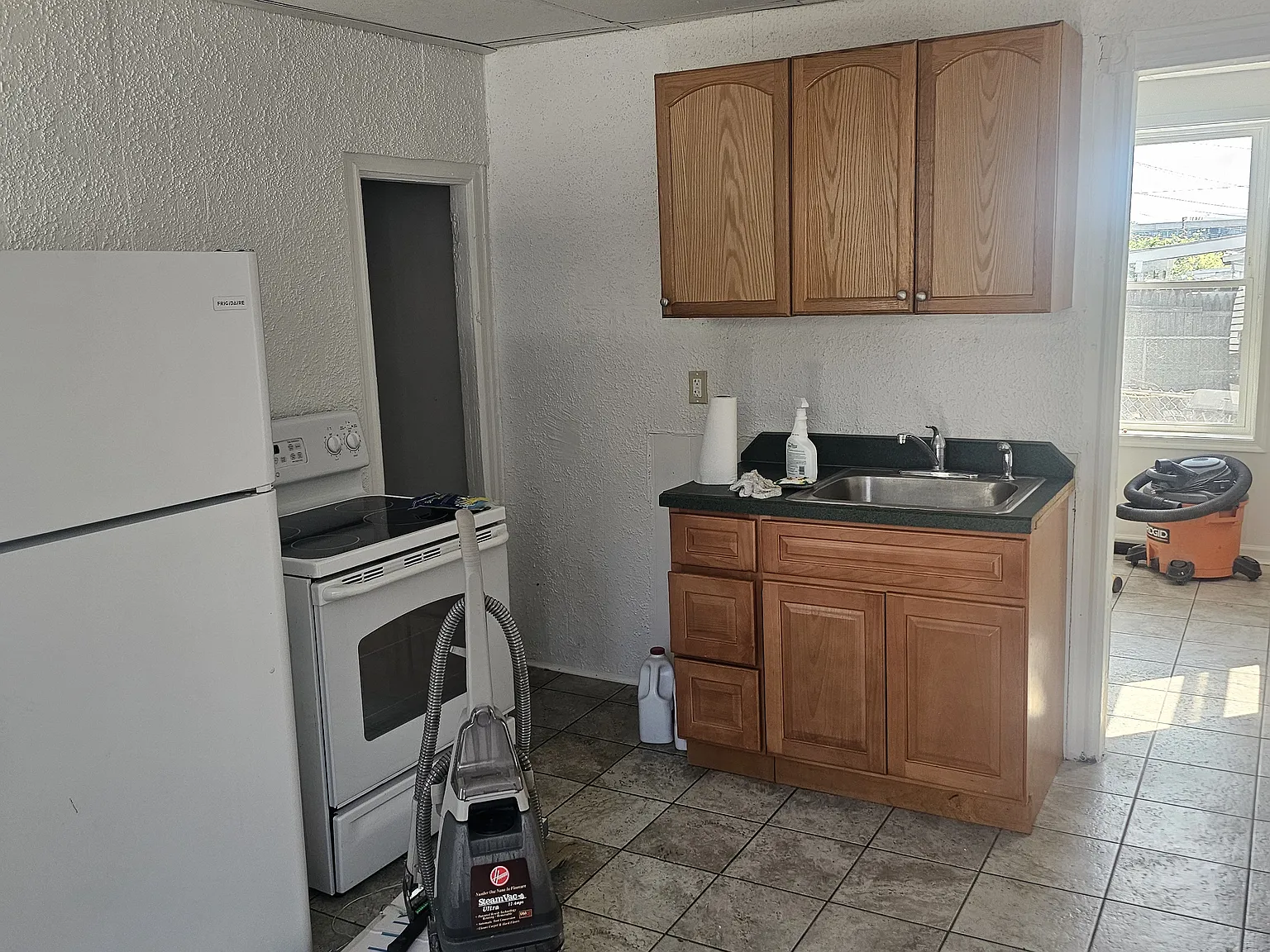 3 bed, 1035 sqft, $1,600 — Photo 3